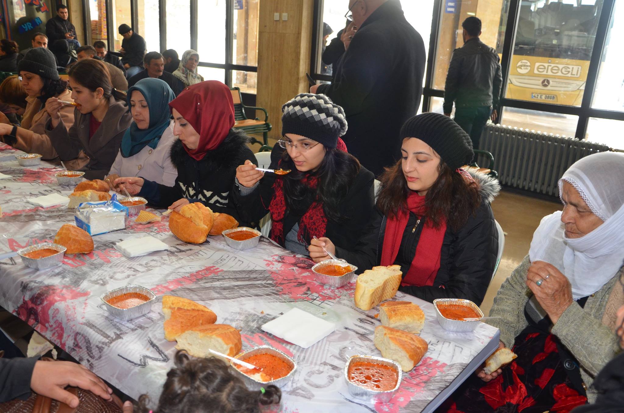 Yolda Mahsur Kalanların Yardımlarına Ereğli Belediyesi Koştu