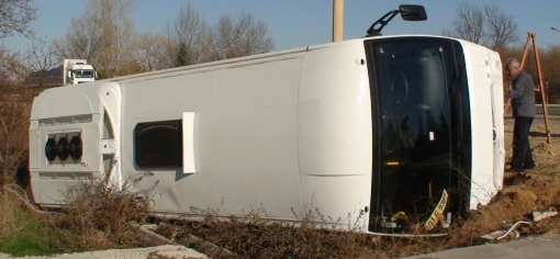 Midibüs Şarampole Yuvarlandı