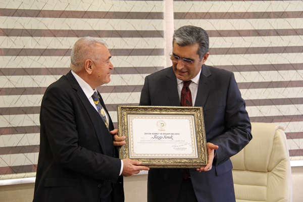 RECEP KONUK’A ÜSTÜN HİZMET VE BAŞARI BELGESİ