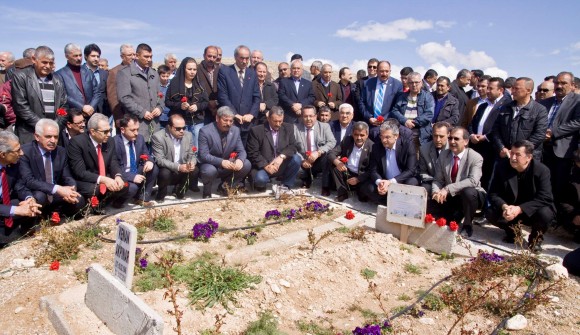 EFSANE BAŞKAN KENAN AKPINAR MEZARI BAŞINDA ANILDI