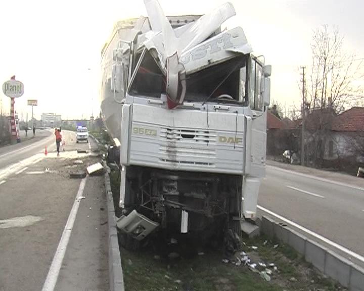 TIR ORTA REFÜŞE DALDI 1 HAFİF YARALI