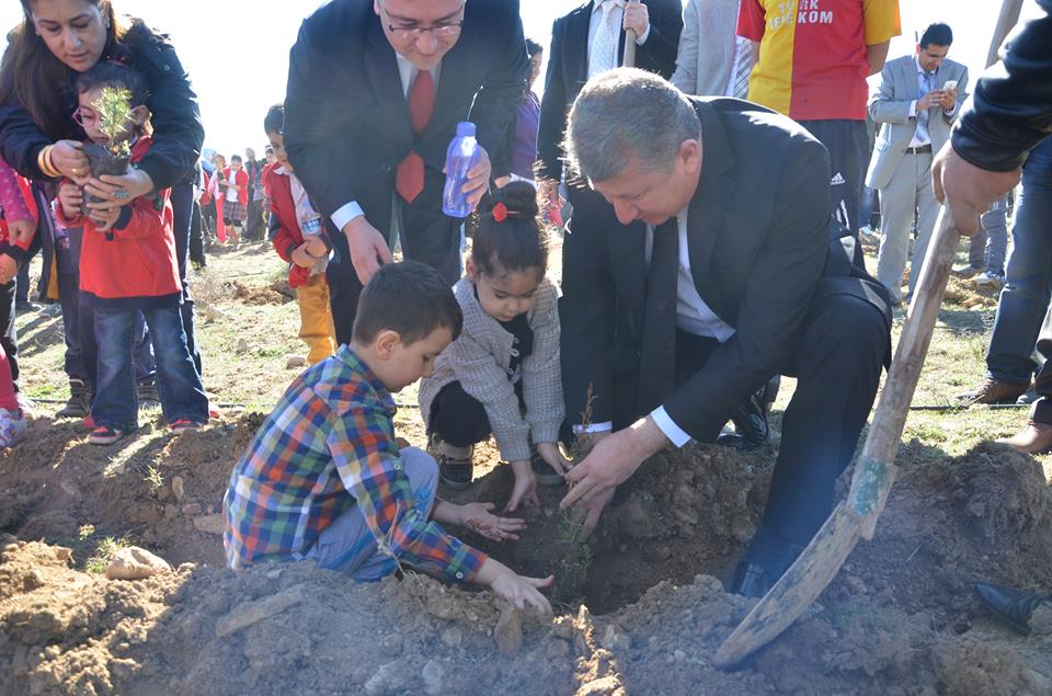 Minik Eller Bin Adet Fidanı Toprakla Buluşturdu