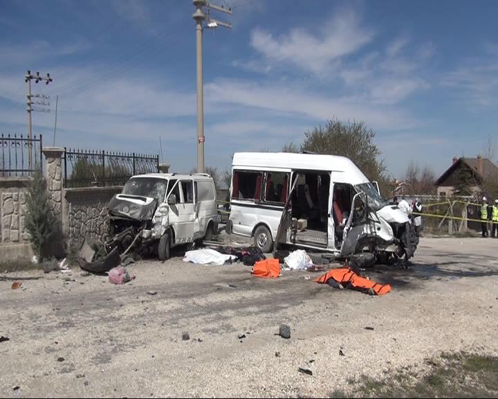 Öğrenci Servisi, Minibüs ile Çarpıştı: 4 Ölü, 11 Yaralı