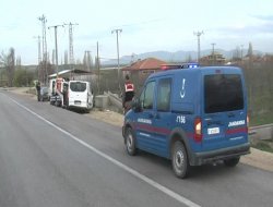 MİNİBÜS SULAMA KANALINA ÇARPTI 3 YARALI