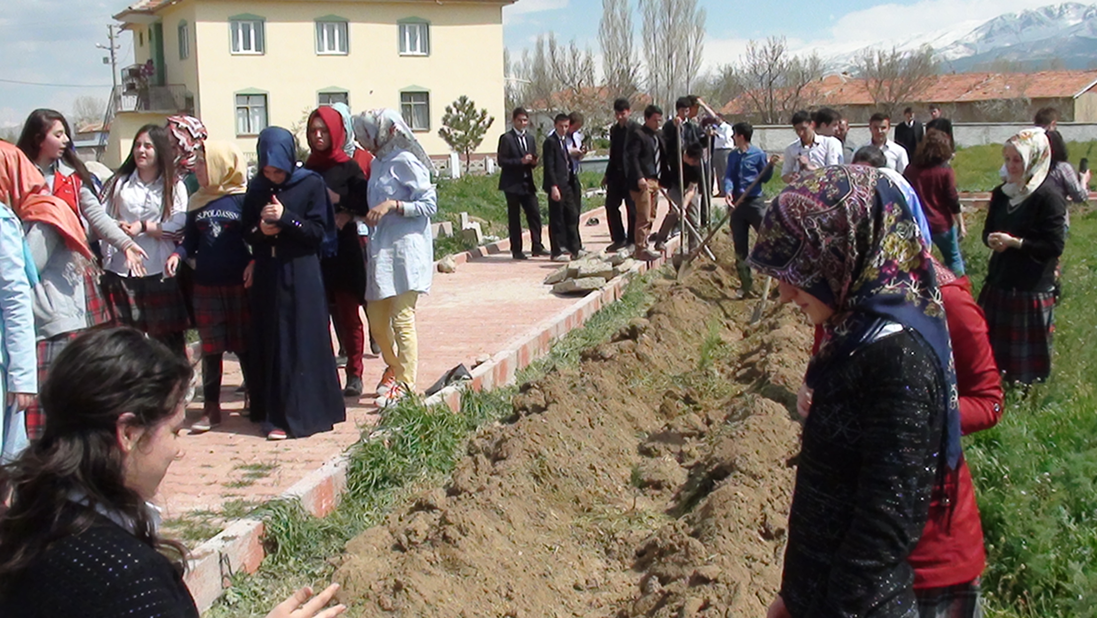 İMAM HATİP LİSESİNDEN MEZARLIĞA FİDAN DİKİMİ