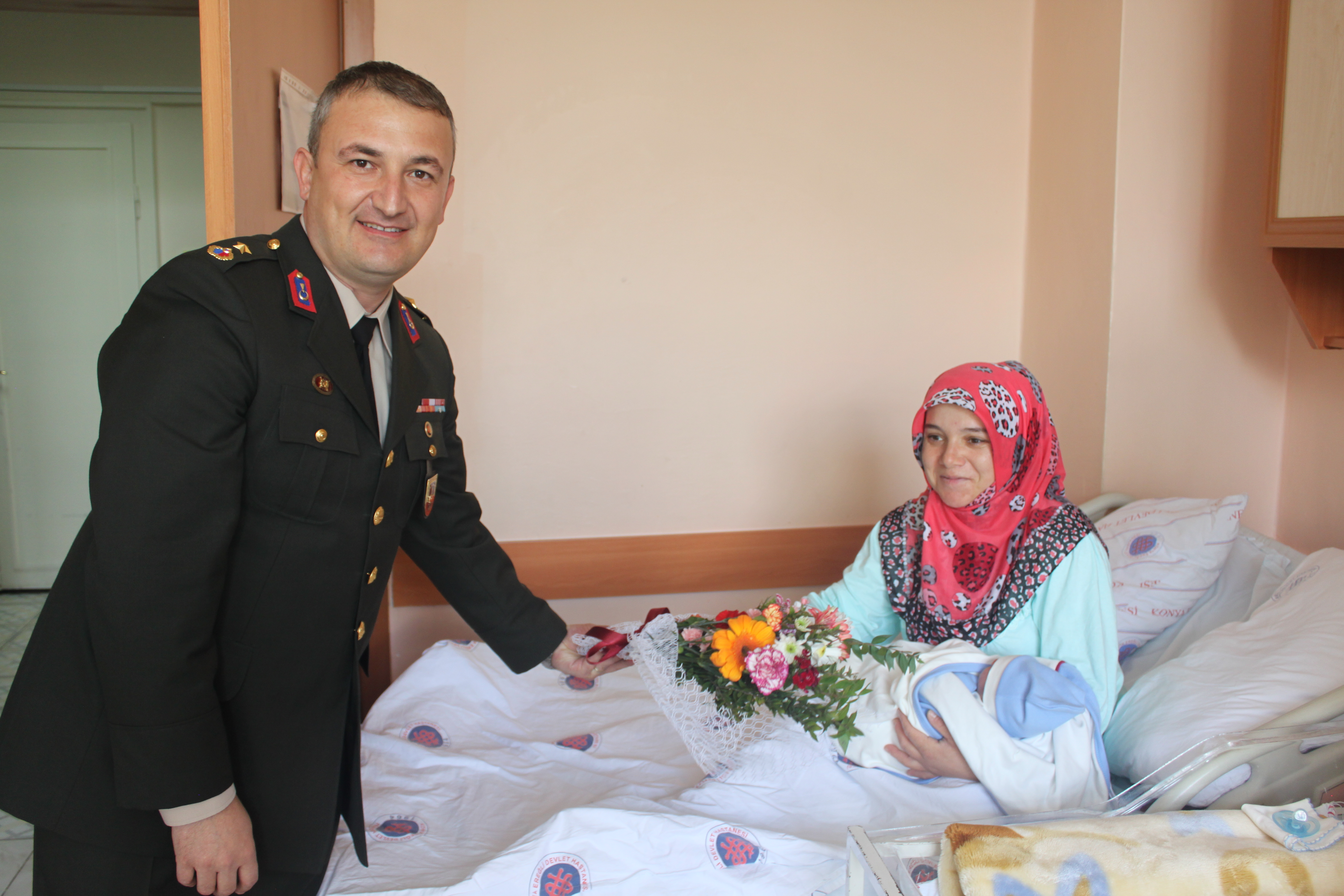 jandarma’dan Annelere Anlamlı Ziyaret