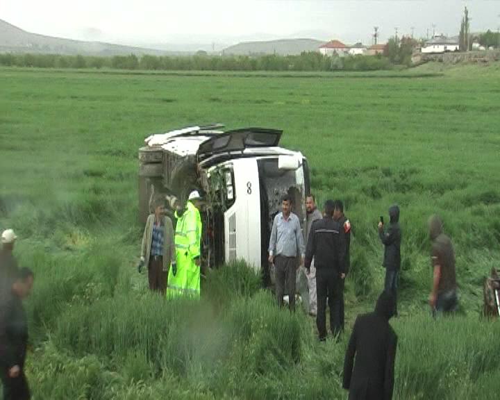 İŞÇİ SERVİSİ EKİN TARLASINA UÇTU 22 YARALI