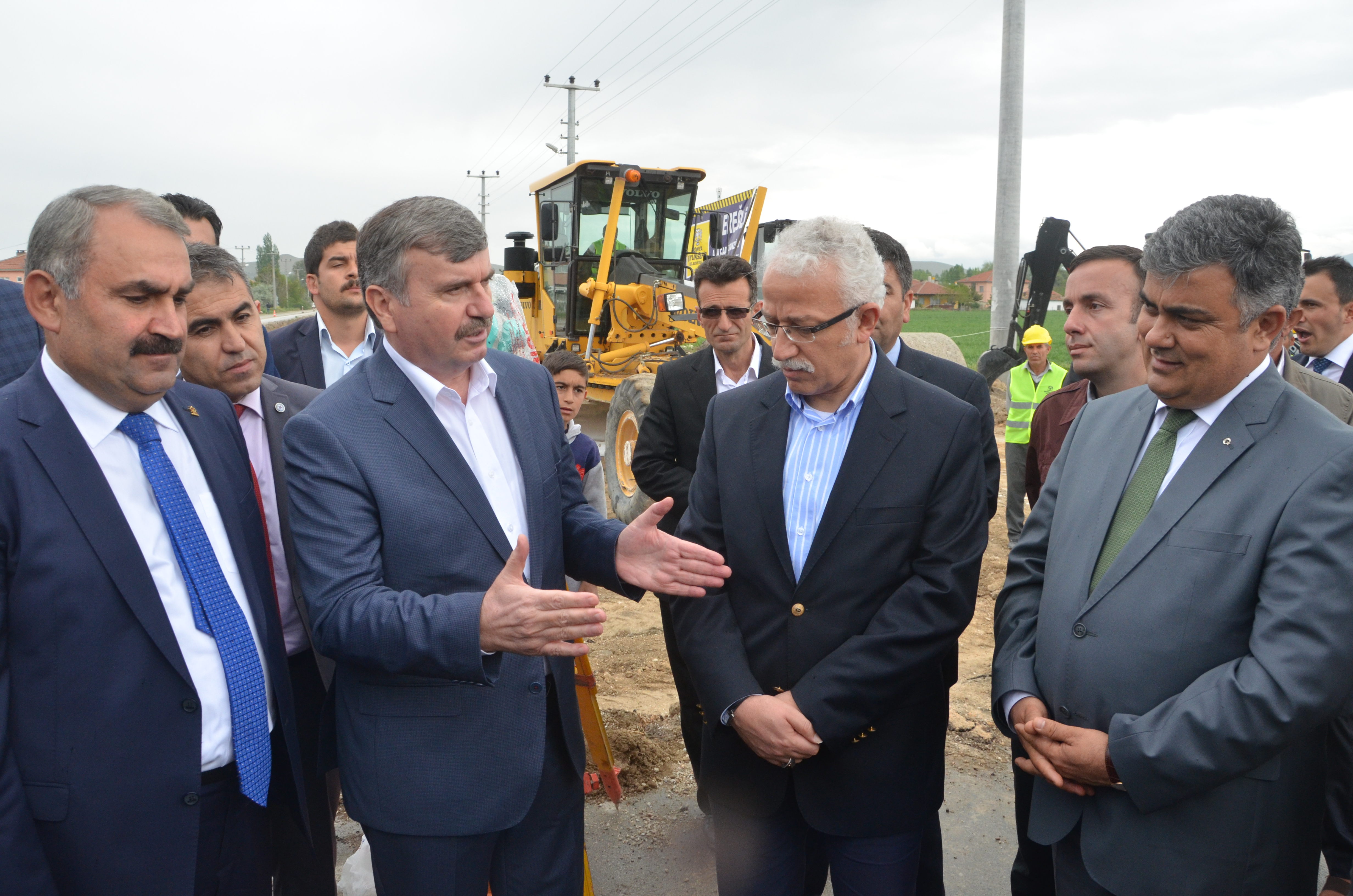 Akyürek ve Özgüven Sıcak Asfalt Çalışma Sahasını Yerinde İnceledi