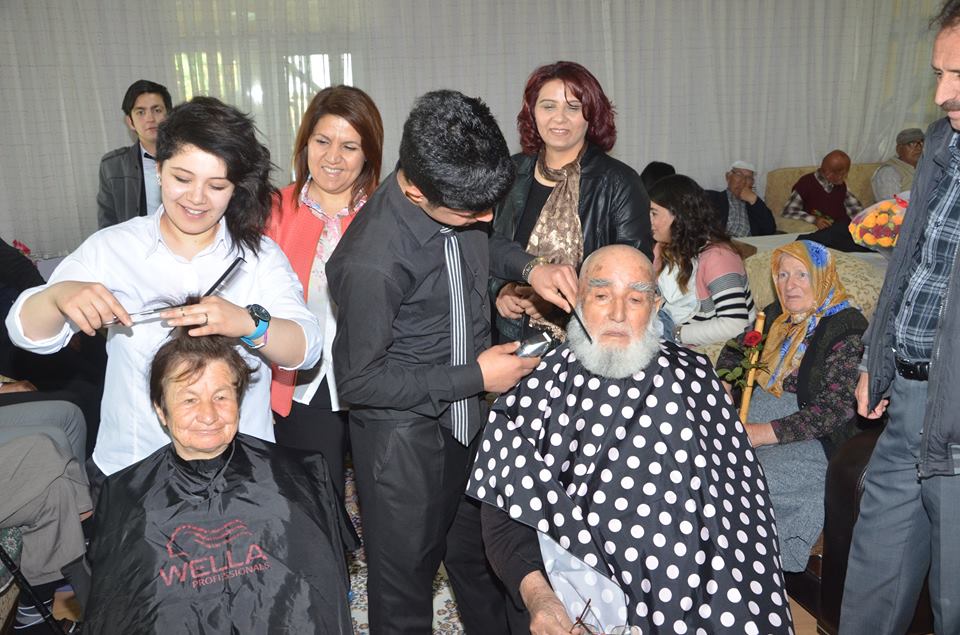 Huzurevi ve Rehabilitasyon Merkezinde Kalanlara Kişisel Bakım Yapıldı