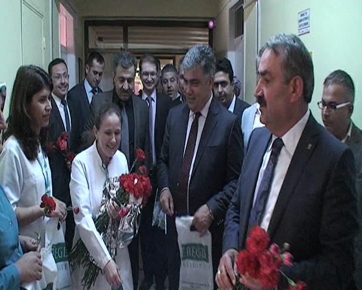 ETYEMEZ DEN GÖREV BAŞINDAKİ HEMŞİRELERE ÇİÇEK