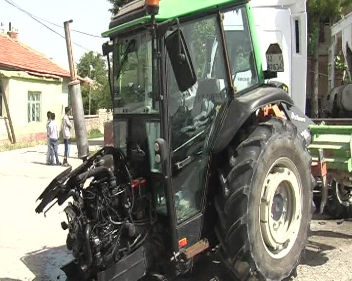PARK HALİNDEKİ TIR’A ÇARPAN TRAKTÖR İKİYE BÖLÜNDÜ