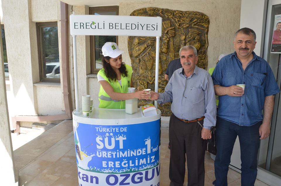 Belediyeden Vatandaşlara Süt İkramı