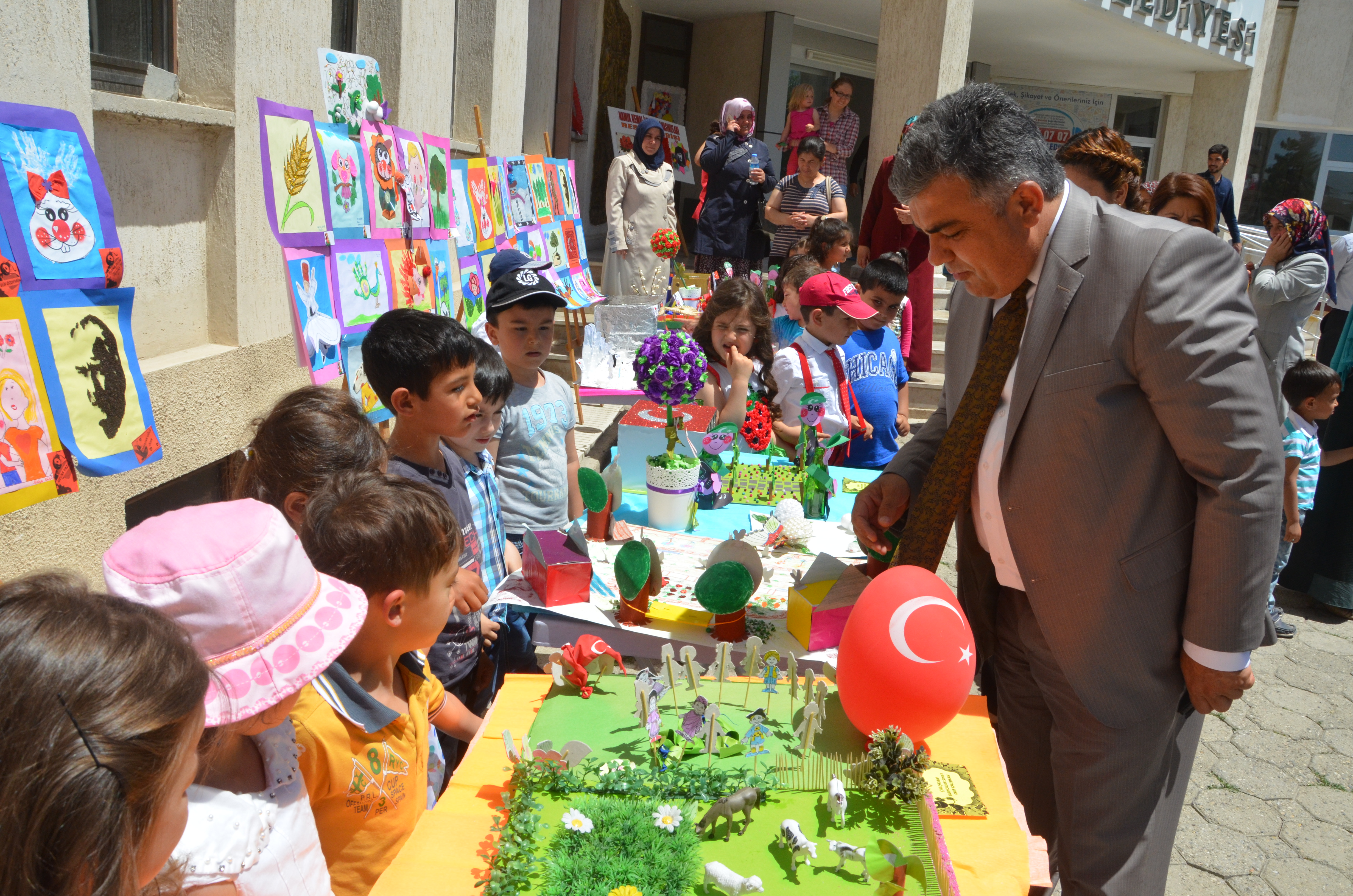Anaokulu Öğrencileri Resim Sergisi Açtı