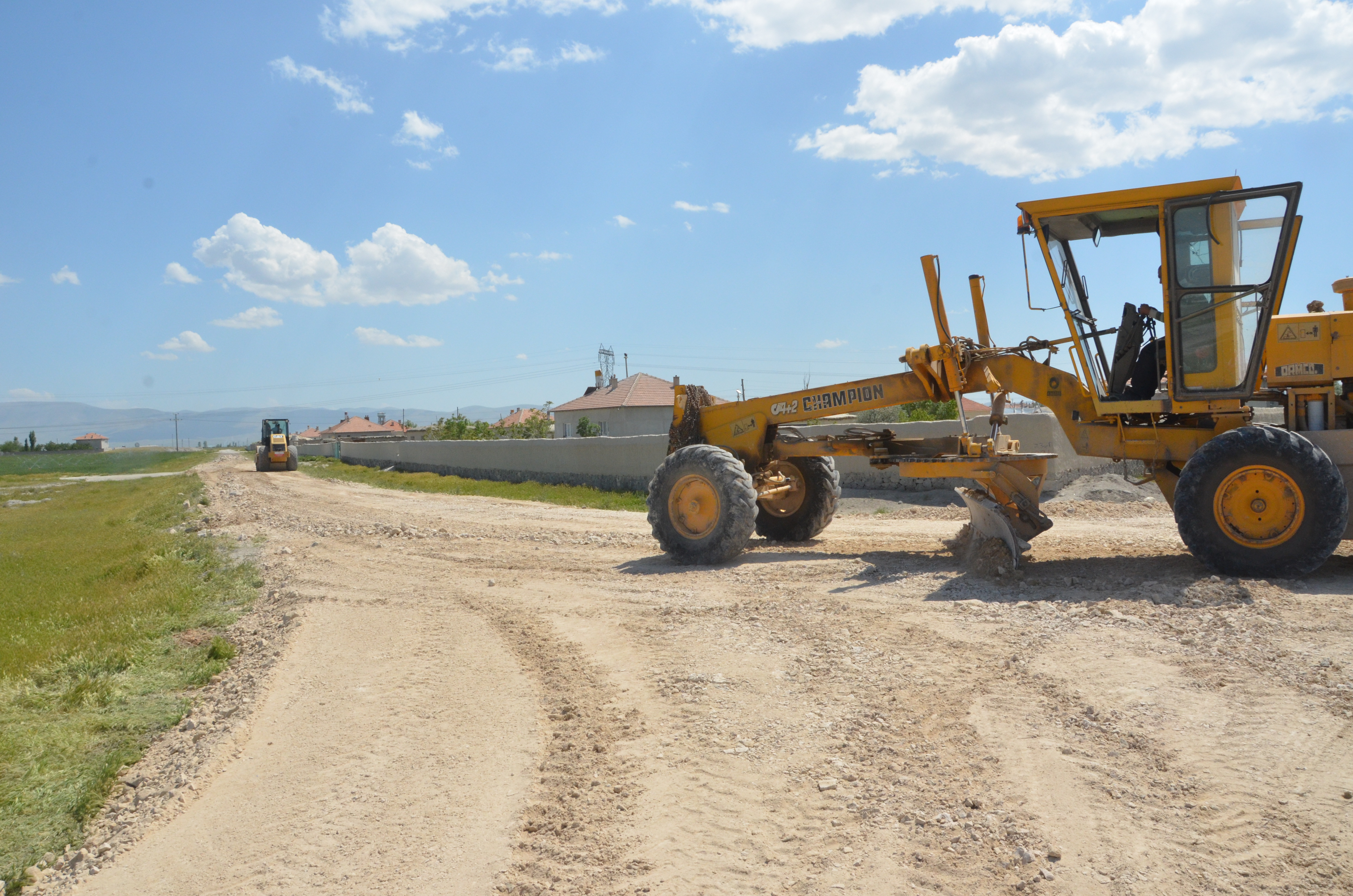 Mahalle Statüsüne Kavuşan Belde ve Köy Yolları Yapılıyor