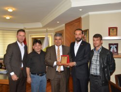 Belceağaç Muhtarından Özgüven’e Teşekkür Plaketi