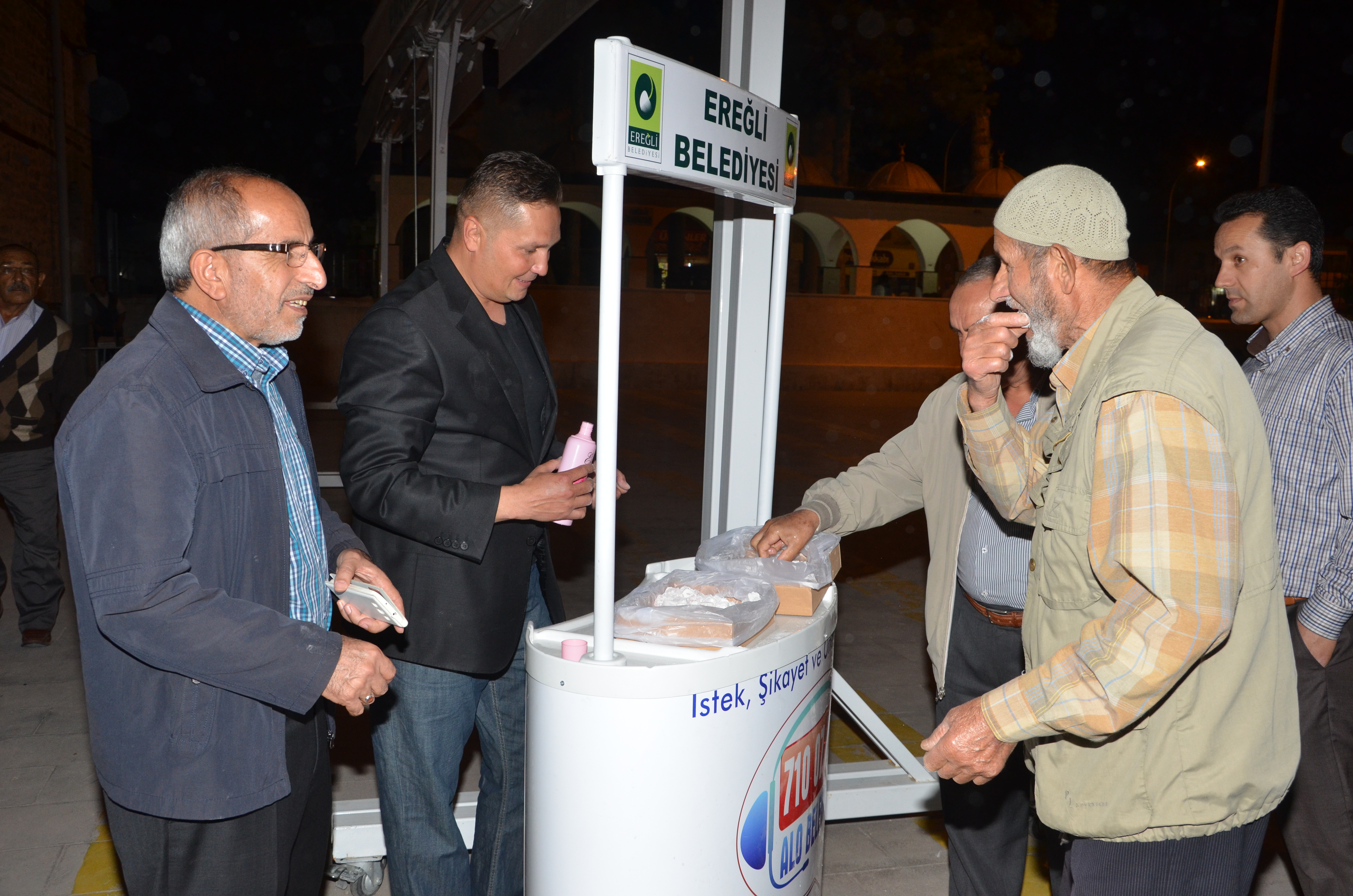 Berat Kandilinde Ereğli Belediyesi Lokum İkram Etti