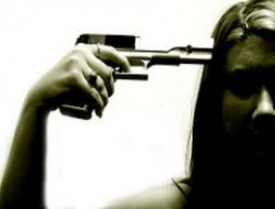 Başına Silah Dayayan Kadın İntihar Kalkıştı!...