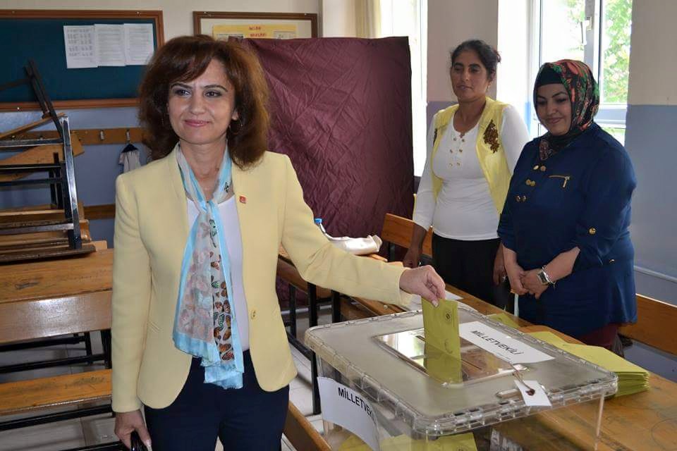 CHP Milletvekili Adayı Gülsün Filorinalı Oyunu Kullandı