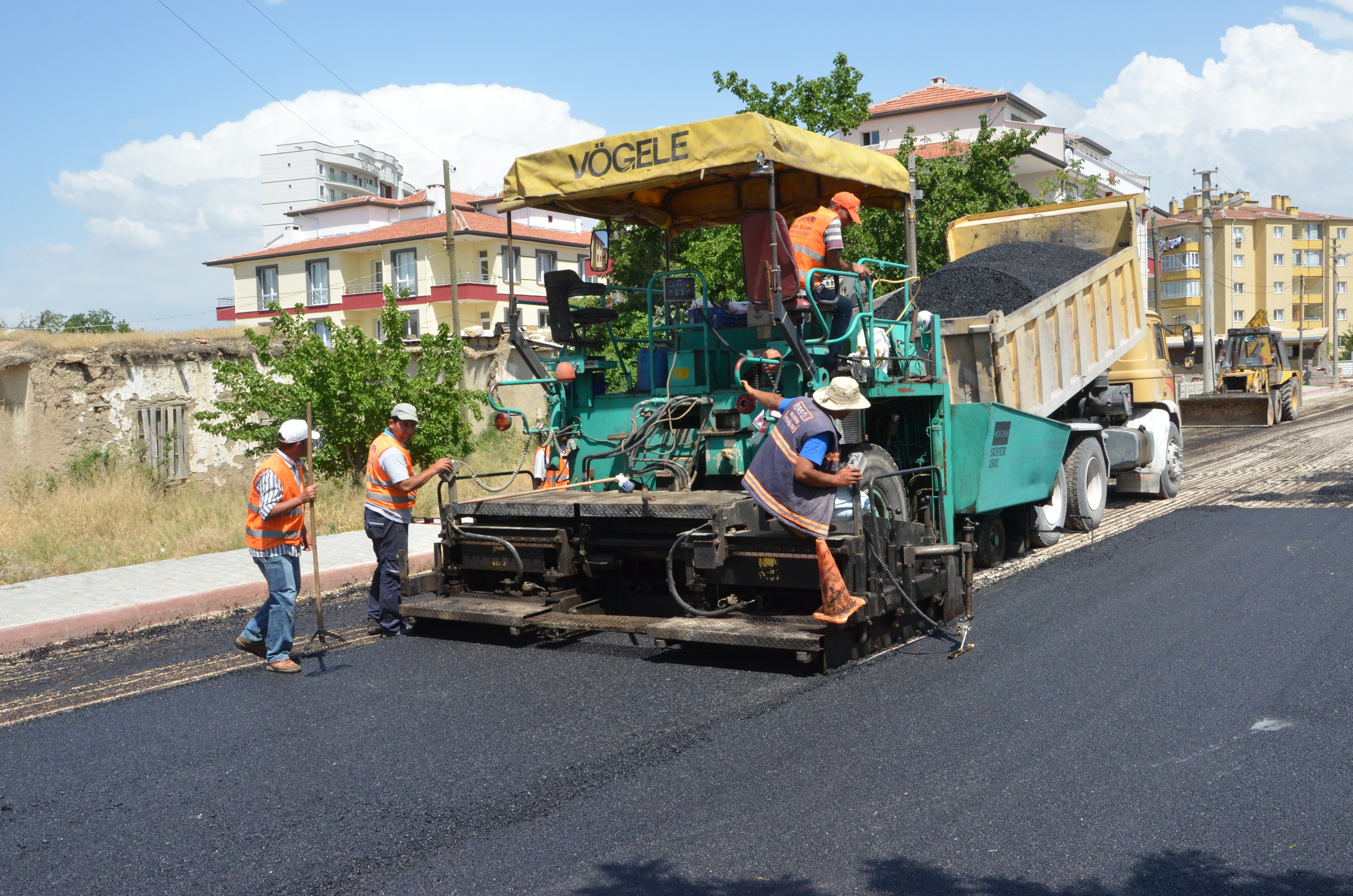 Eti Mahallesine Sıcak Asfalt Dökülüyor