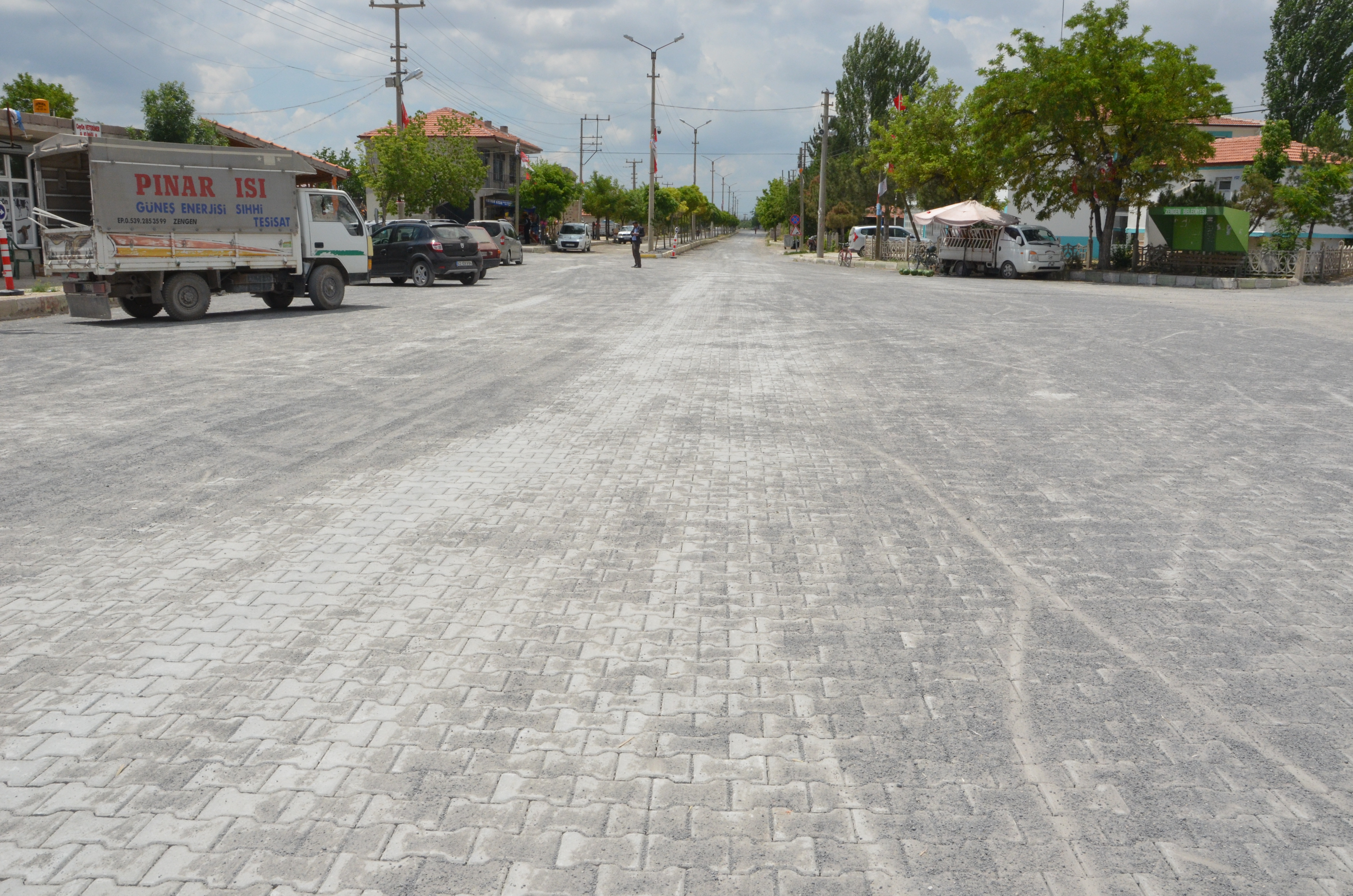 Hizmet Her Yerde Yollar Kilitli Taşlarla Döşeniyor