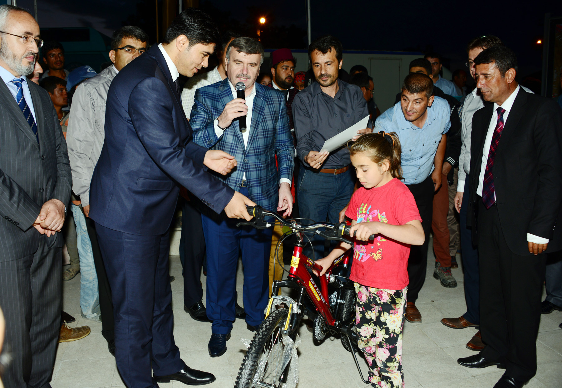 Başkan Akyürek, Çeltik iftarında çocukları sevindirdi