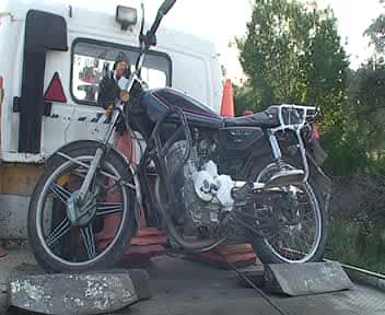 Göndelen yolunda motosiklet direğe çarptı: 2 yaralı