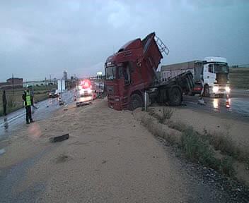 Buğday Yüklü Tır Devrildi,Karayolu Buğday Tarlasına Döndü