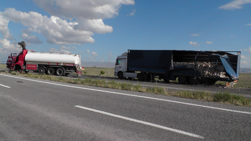 TEKERİ PATLAYAN TIR’A KAMYON ARKADAN ÇARPTI 2 YARALI