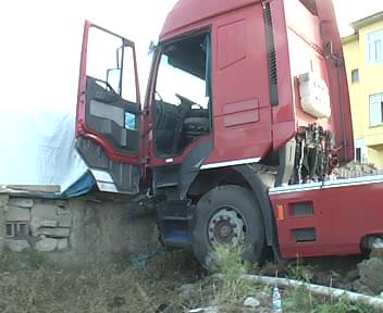 ÇEKİCİ YOLDAN ÇIKTI, KARŞI ŞERİDE GEÇTİ SONRASINDA İSE YOL KENARINDAKİ EVİN DUVARINA ÇARPARAK DURABİLDİ