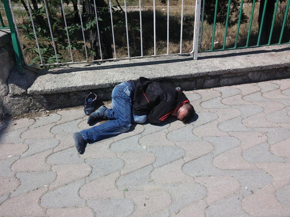 ALKOLLÜ KİŞİ, KALDIRIMDA SIZDI KALDI