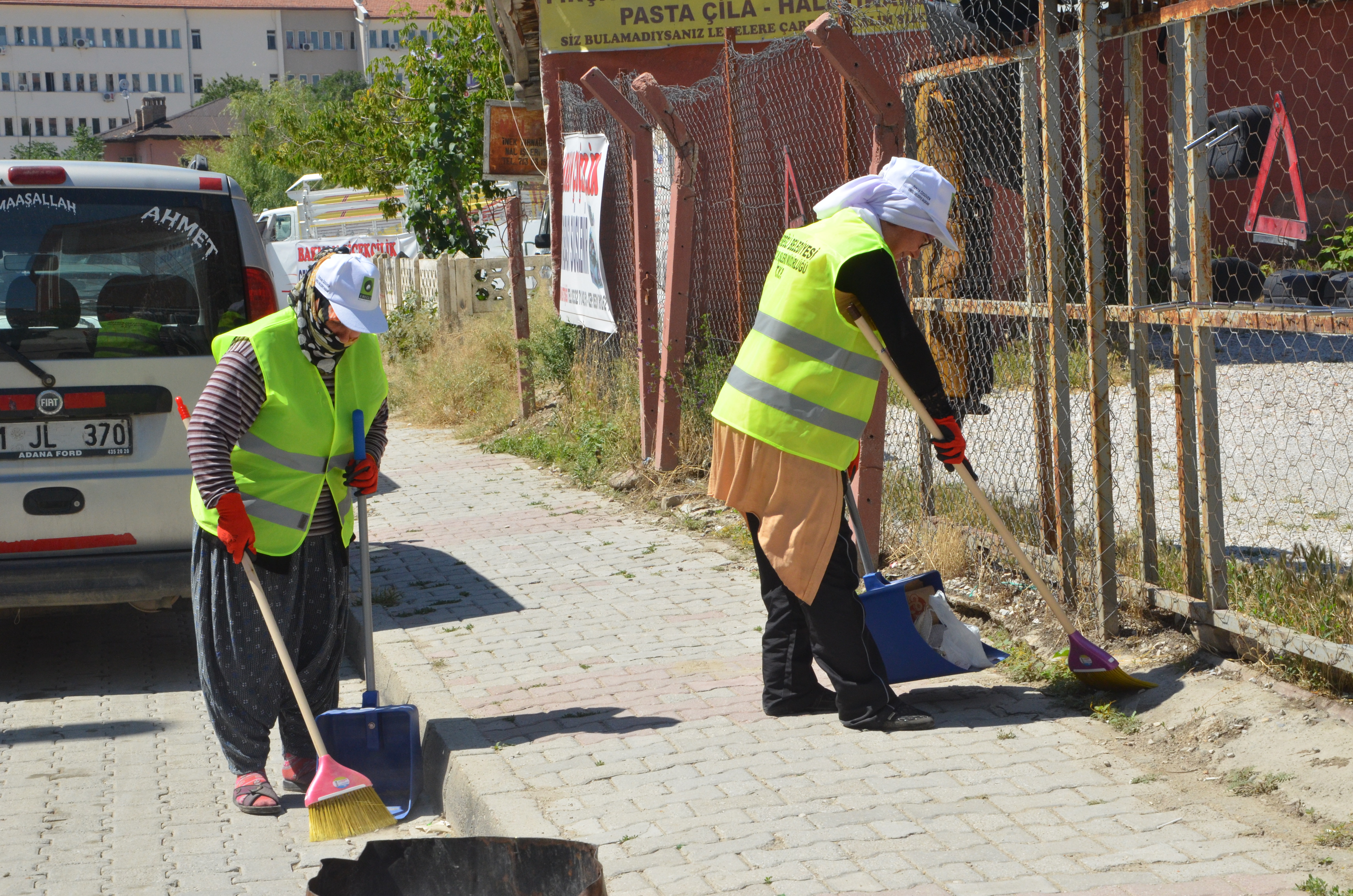 Şehir Temizliğine Kadın Eli Değdi