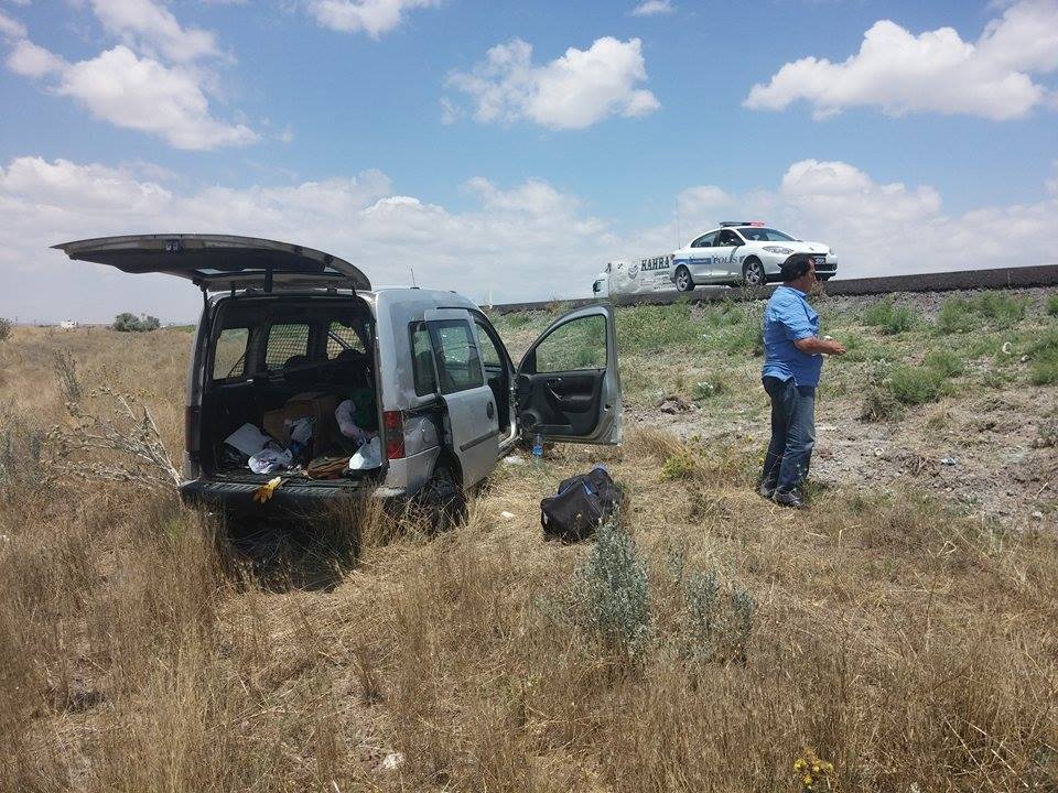 TEKERİ PATLAYAN HAFİF TİCARİ ARAÇ ŞARAMPOLE UÇTU  1 YARALI