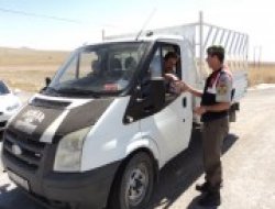 Jandarma Ekipleri Denetimlerde, Sürücülerle Bayramlaştı ve Bayram Şekeri İkram Etti