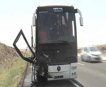 YOLCU OTOBÜSÜ, KAMYONETE ARKADAN ÇARPTI: 2 YARALI