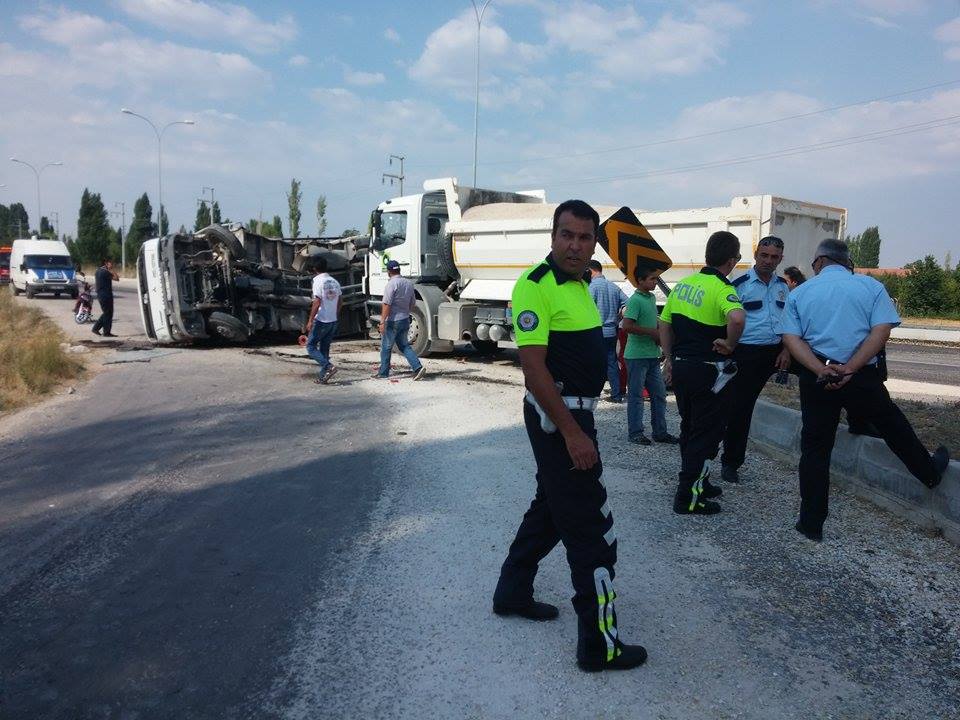 KAMYON İLE KAMYONET ÇARPIŞTI 1 YARALI