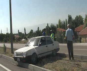 Yoldan Çıkan Otomobil, Orta Refüşe Çıktı