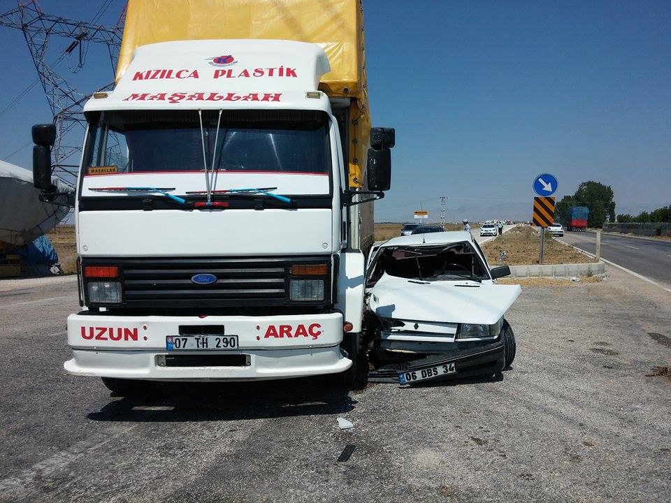 Kamyon ile otomobil  çarpıştı 2 yaralı