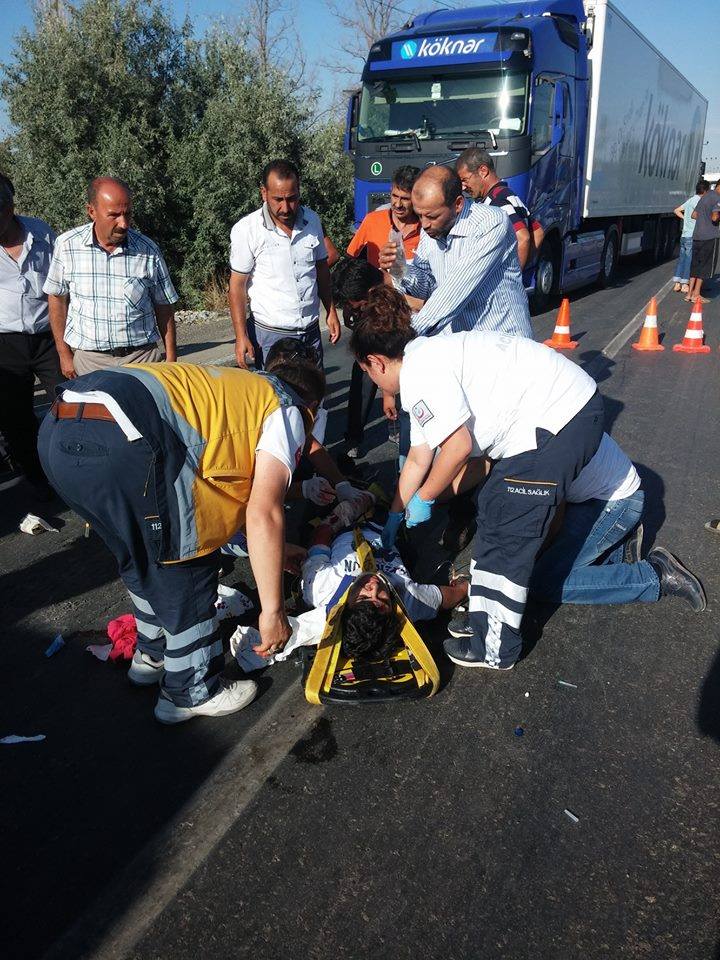 Özel Oto ile Bisiklet Çarpıştı 2 Kişi Ağır Yaralandı