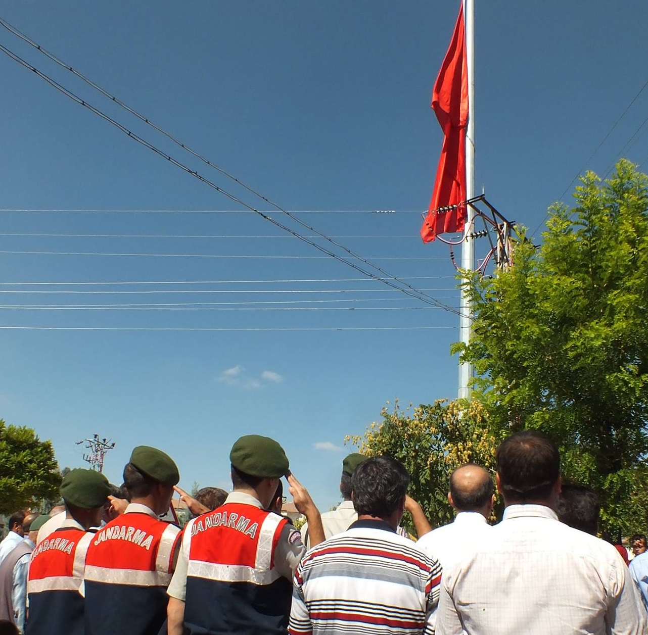 EMİRGAZİ’DE 30 METRE YÜKSEKLİĞİNDE TÜRK BAYRAĞI  AÇILDI
