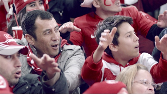 Milli maça gelen çocuklara forma hediye