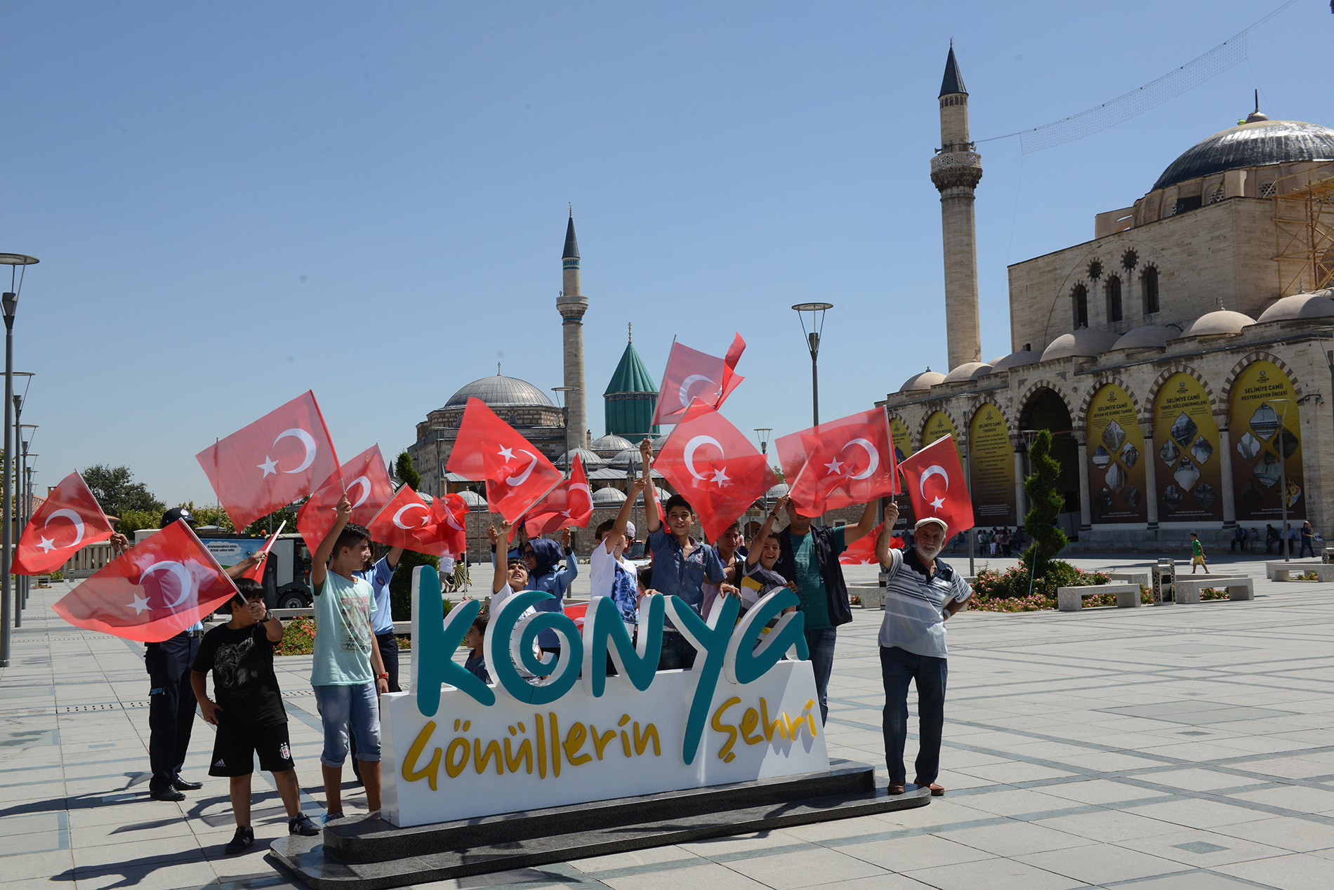Şehir Bayraklarla Donatılıyor