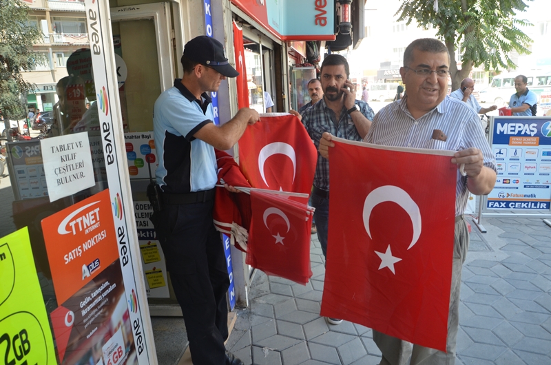 Ereğli Belediyesi Bayrak Dağıttı