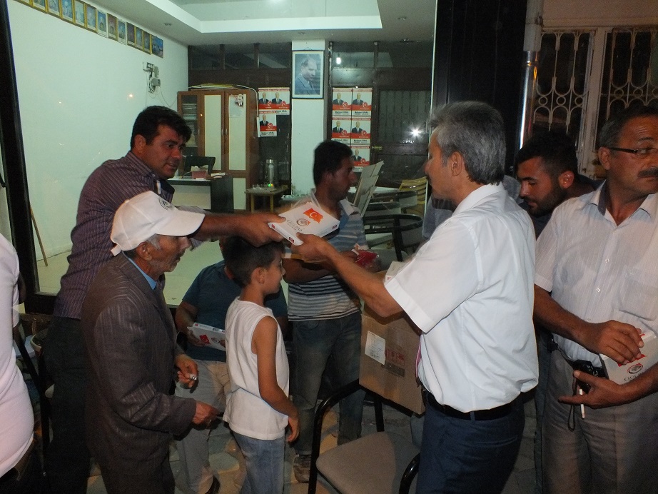 Başkan Yüksel Büyükkarcı Bayrak Dağıttı