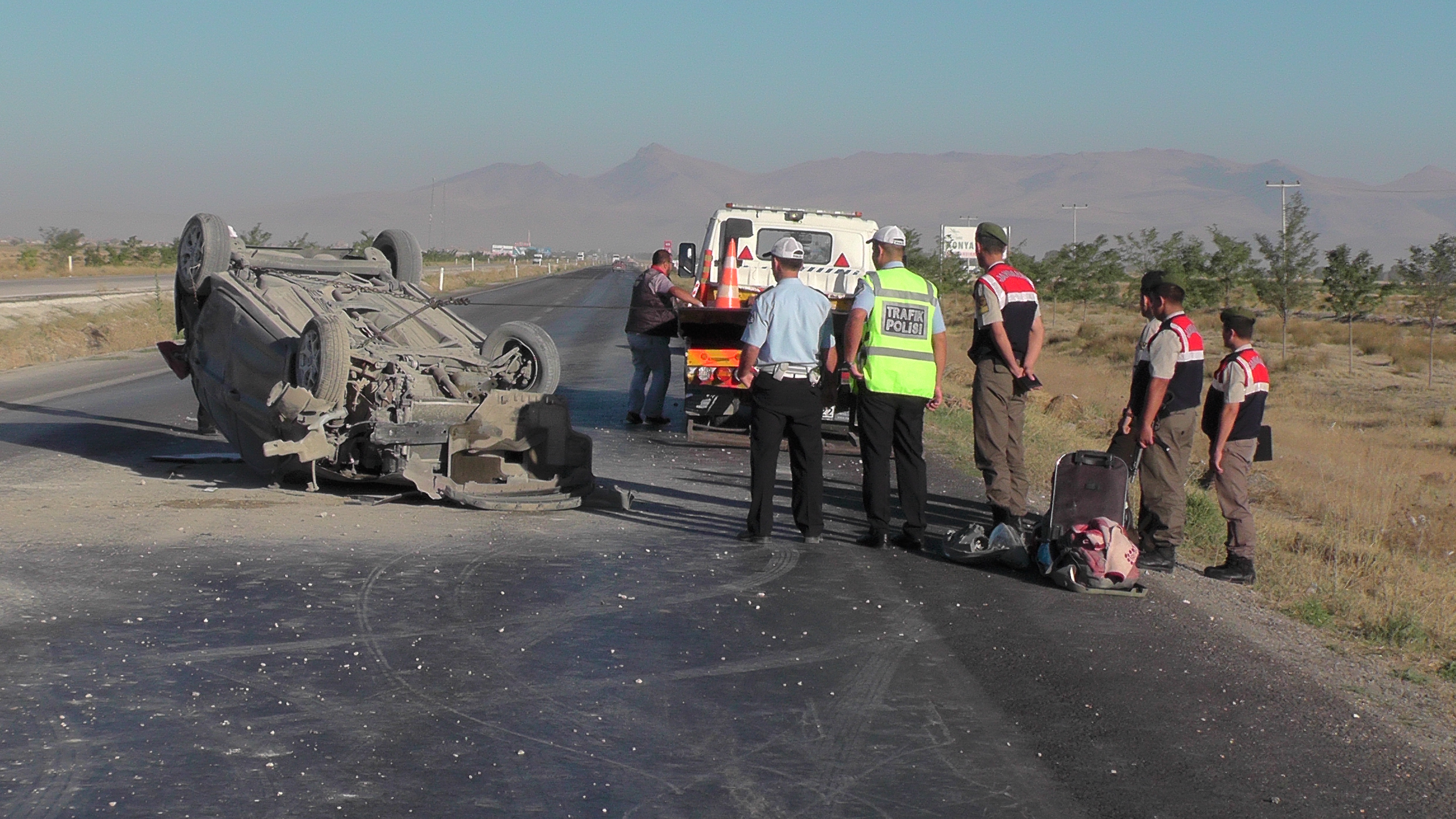 ORTA REFÜŞE GİREN OTOMOBİL TAKLA ATTI  5 YARALI