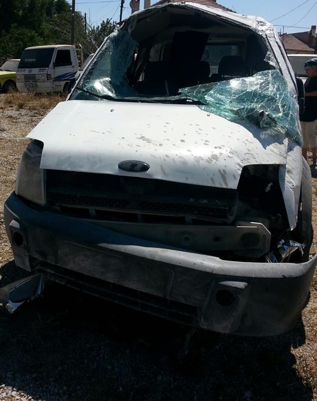 Hafif ticari araç takla attı: 1 ağır 3 yaralı