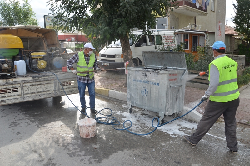 ÇÖP KONTEYNIRLARI DEZENFEKTE EDİLİYOR