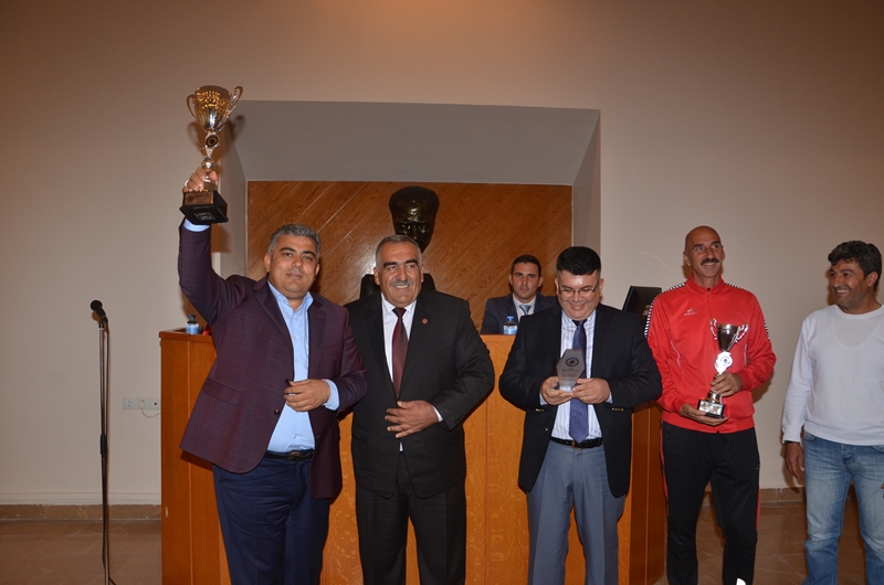 YILIN TAKIMI KUPALARLA MECLİSTE