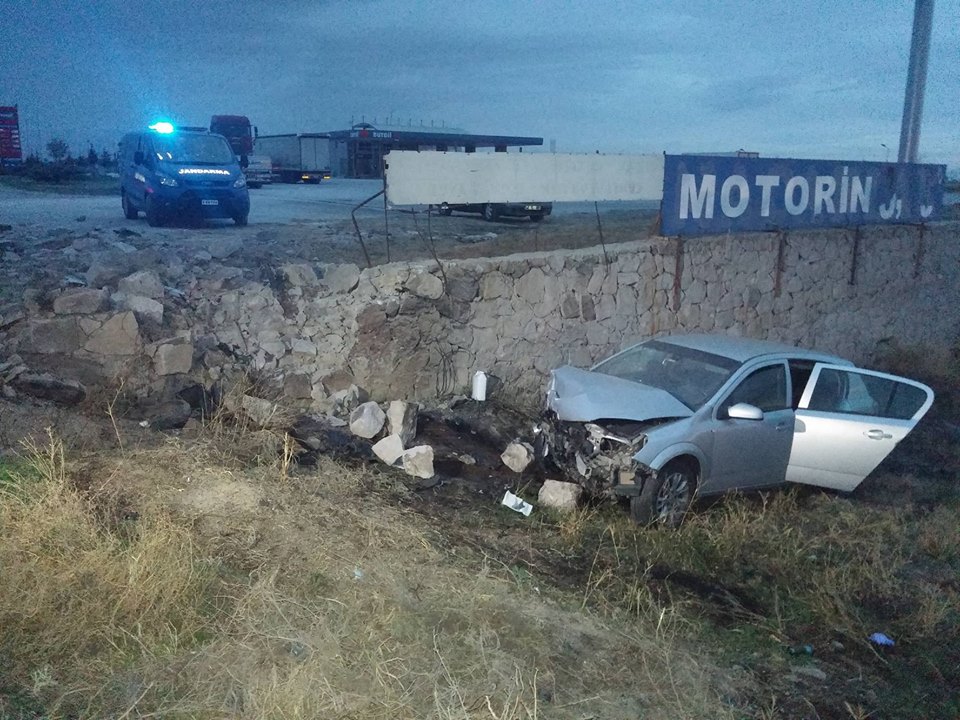 Otomobil istinat duvarına çarptı: 6 yaralı