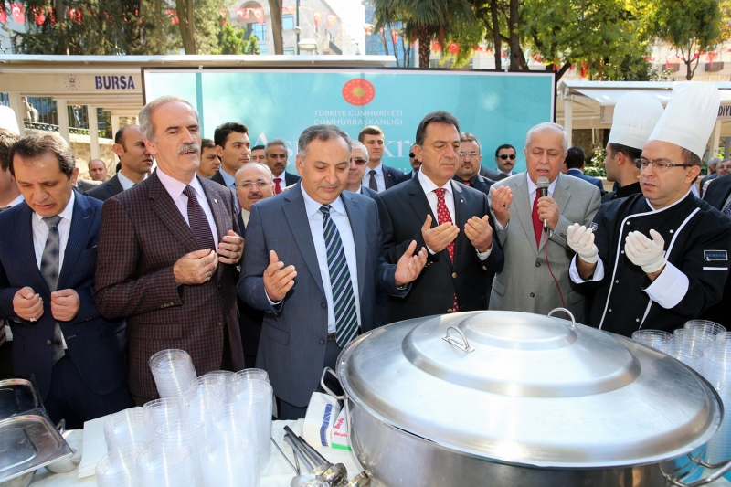 Kıratlı, Cumhurbaşkanlığı Adına Aşure Dağıttı