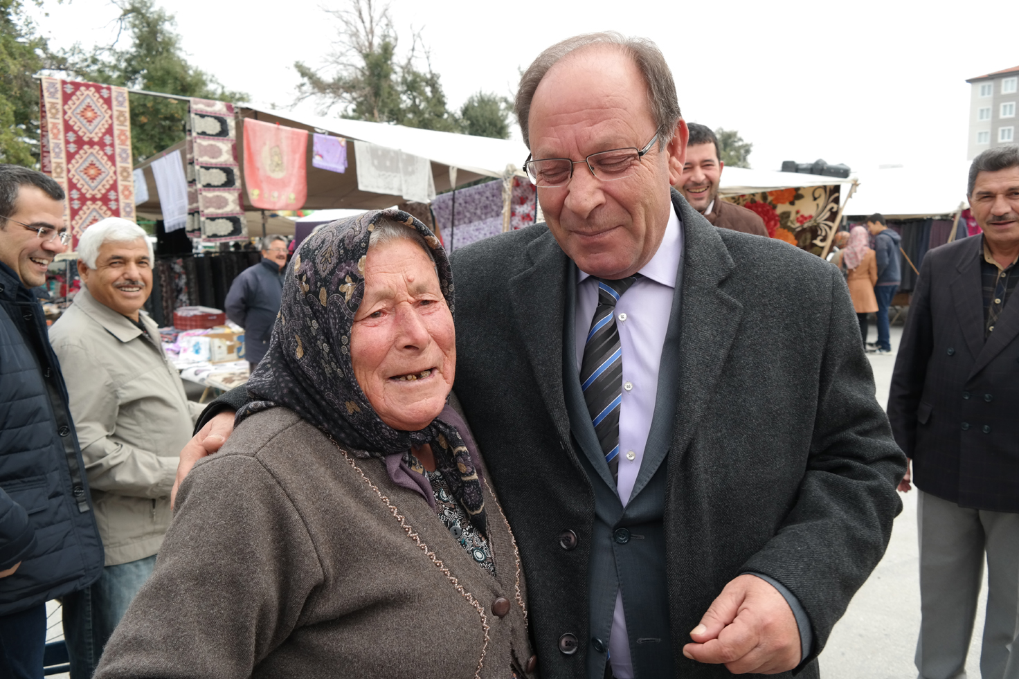 OPRUKÇU PERŞEMBE PAZARINDA DESTEK İSTEDİ